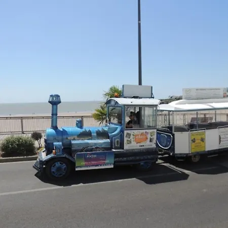 Holiday home Maison F4 70 M² Avec Jardin A - Fr-1-71-52